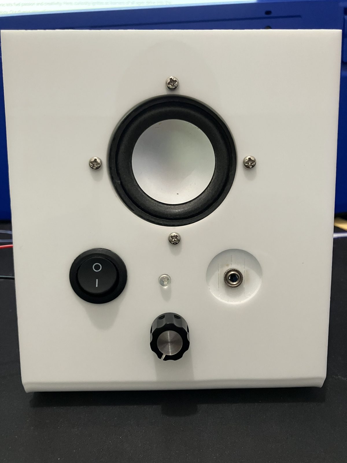 Front of the amp: speaker, rocker, LED, volume knob, 3.5 mm jack